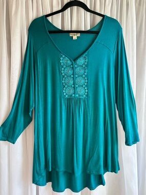 One World Teal Lace rhinestone Stud Accent V-Neck Top with hi-low hem size 1X